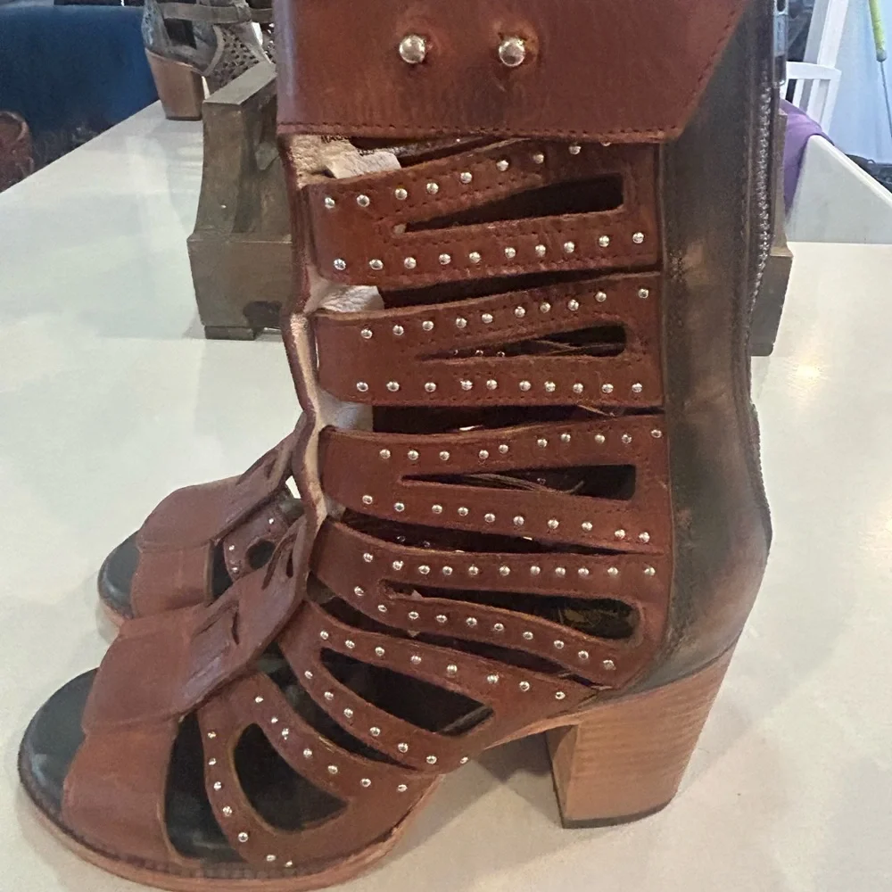 Freebird Lotus Brown Leather Sandals w Studded Detail Size 9, NWOT - Picture 5 of 7